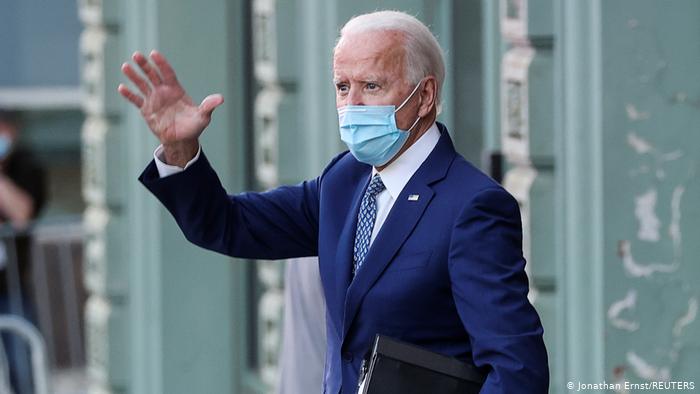 Biden firma órdenes contra pandemia; exige pruebas de Covid-19 y uso de mascarillas para viajar