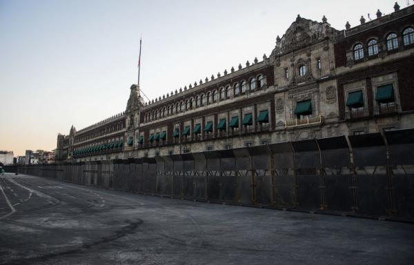 Previo al 8M por primera vez refuerzan blindaje en el Palacio Nacional