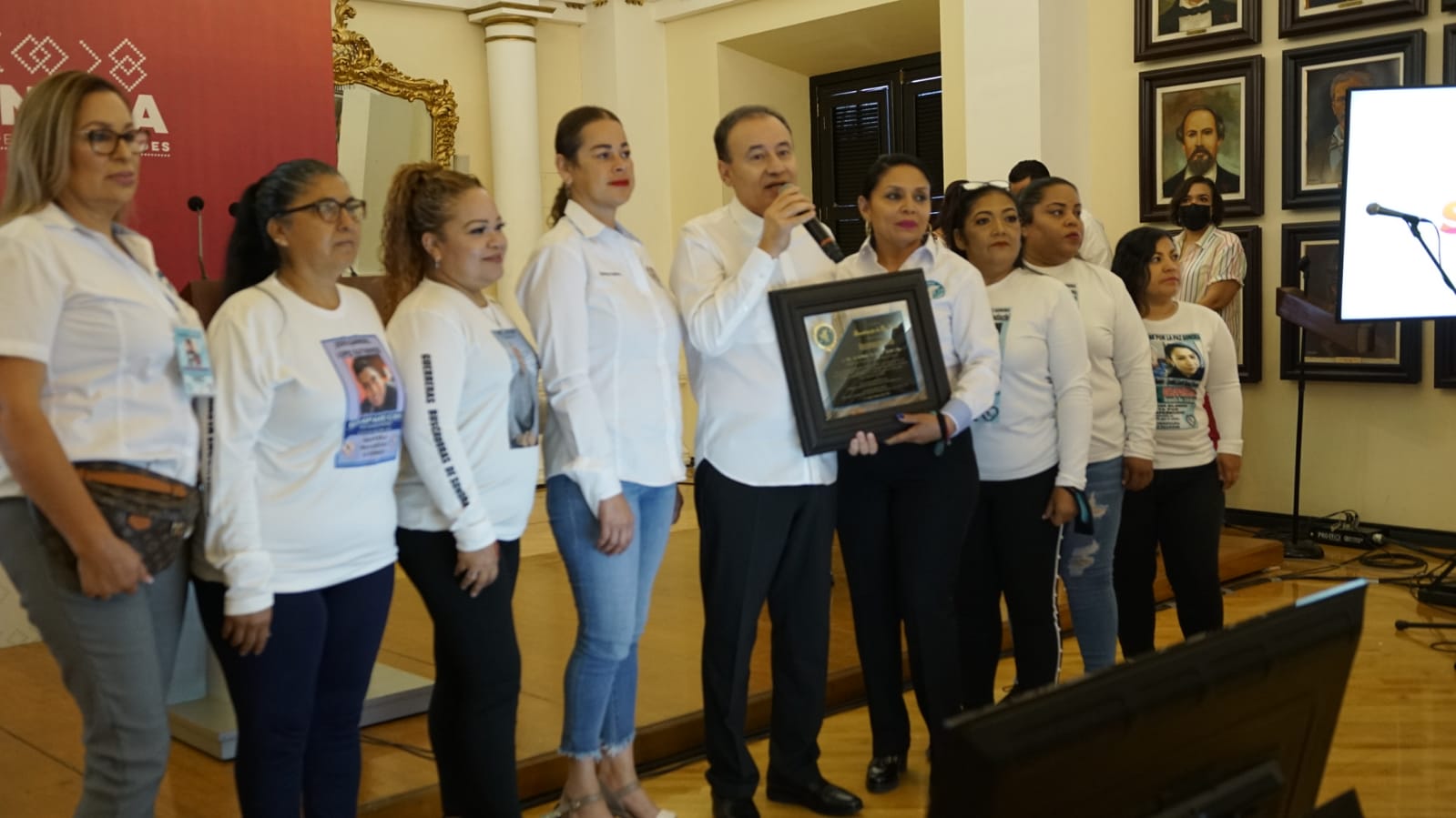 Recibe el gobernador Alfonso Durazo reconocimiento por parte de colectivos de buscadoras