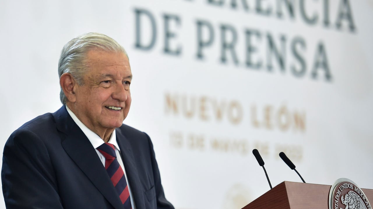 Se reúne López Obrador con padres de Debanhi