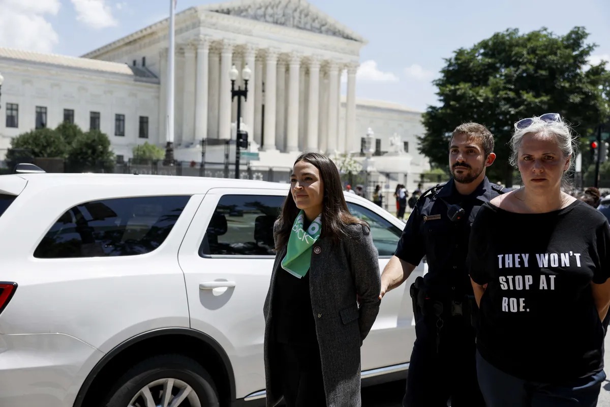 Washington, D.C.: Alexandria Ocasio-Cortez y demás congresistas fueron arrestadas en protesta a favor del derecho al aborto frente a la Corte Suprema
