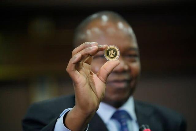 Zimbabue: El país que acuña monedas de oro para luchar contra la inflación