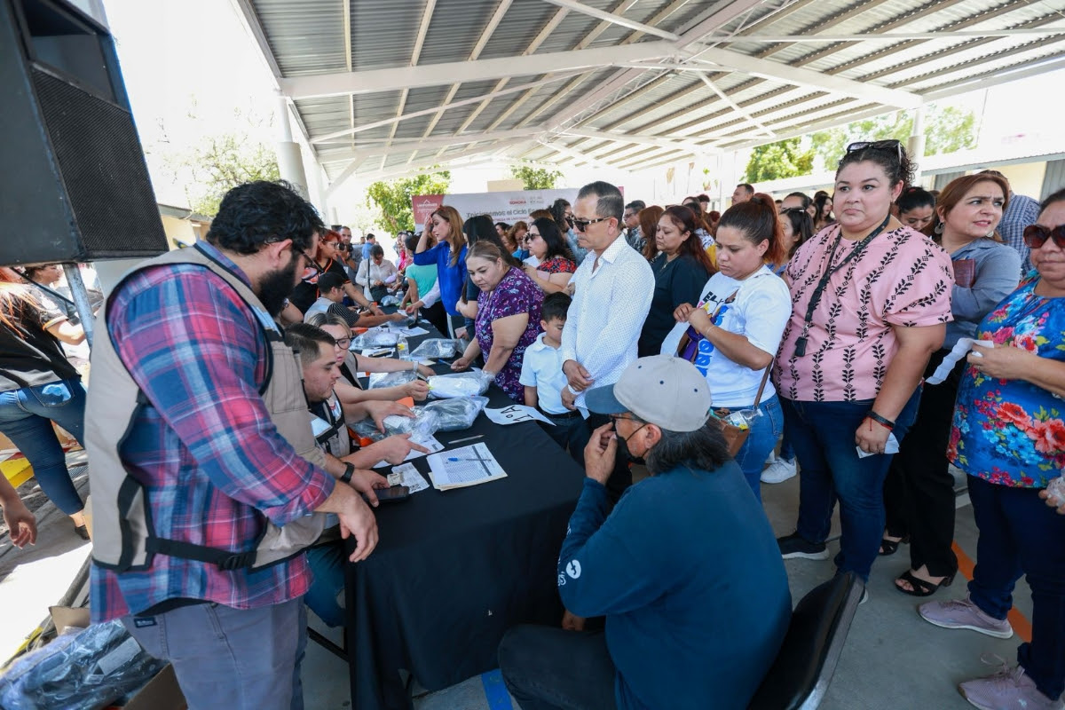 Cumple Gobernador Durazo con entrega de uniformes escolares gratuitos en 68 municipios de la entidad