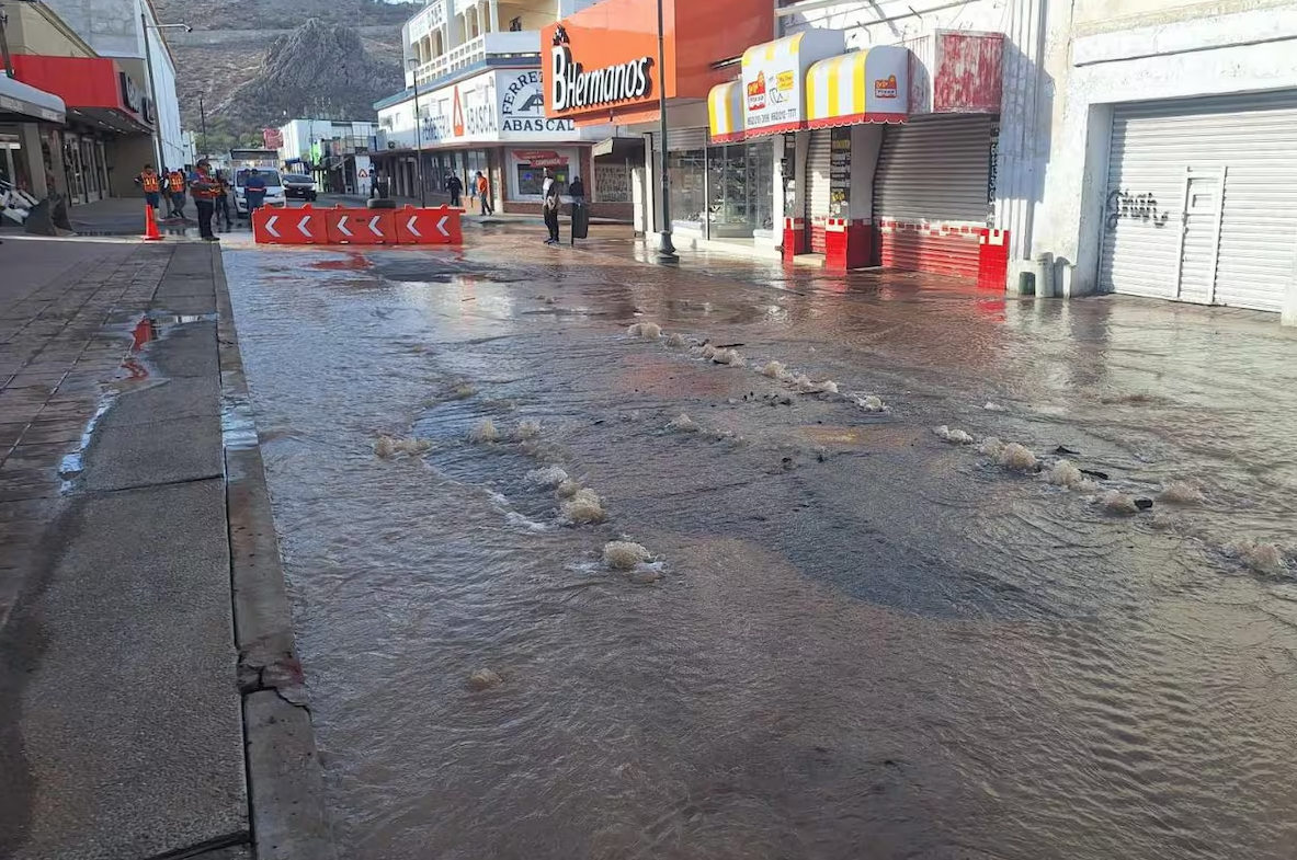 Fuga de agua en el centro de Hermosillo deja sin servicio a comercios por 8 horas