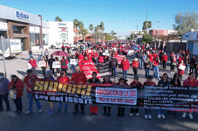 Maestros federalizados de Sonora marchan contra la reforma del ISSSTE Maestros federalizados de Sonora marchan contra la reforma del ISSSTE