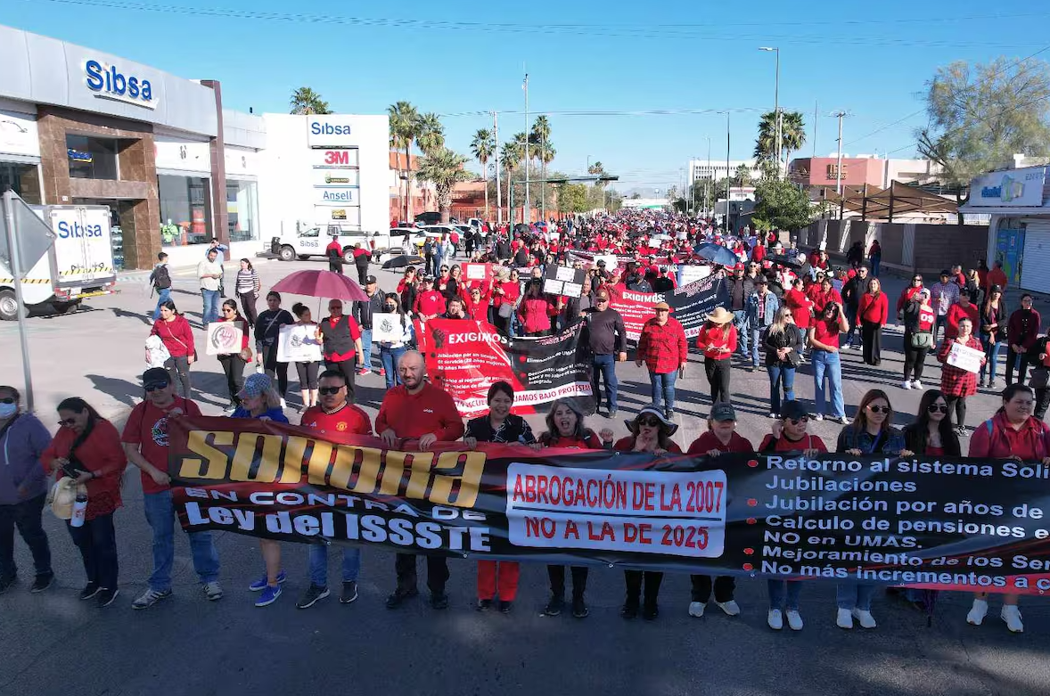 Maestros federalizados de Sonora marchan contra la reforma del ISSSTE