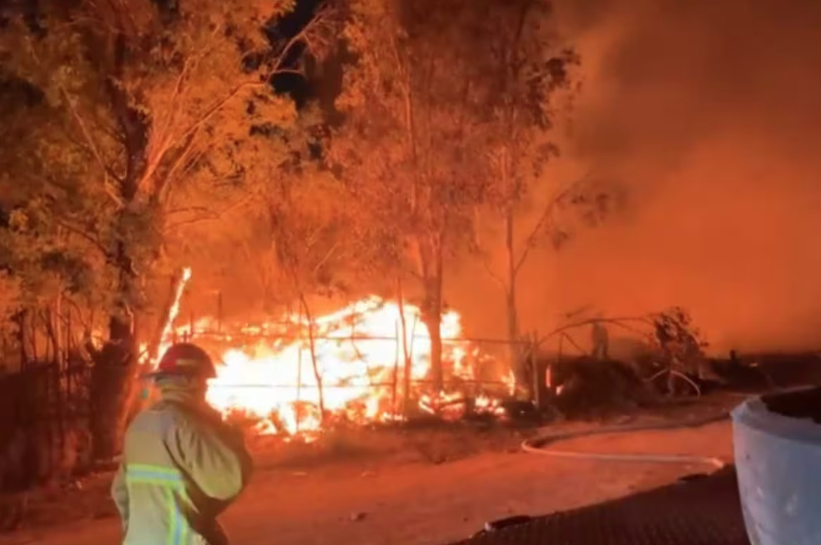 Voraz incendio consume tarimera en Nogales