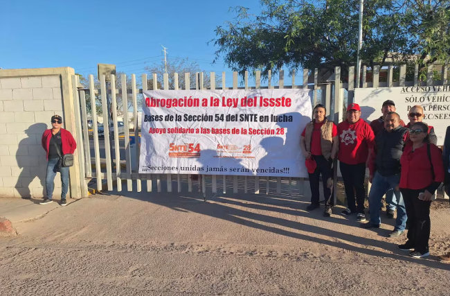 Maestros toman la SEC en protesta y exigen la abrogación de la Ley del ISSSTE 2007 Maestros toman la SEC en protesta y exigen la abrogación de la Ley del ISSSTE 2007