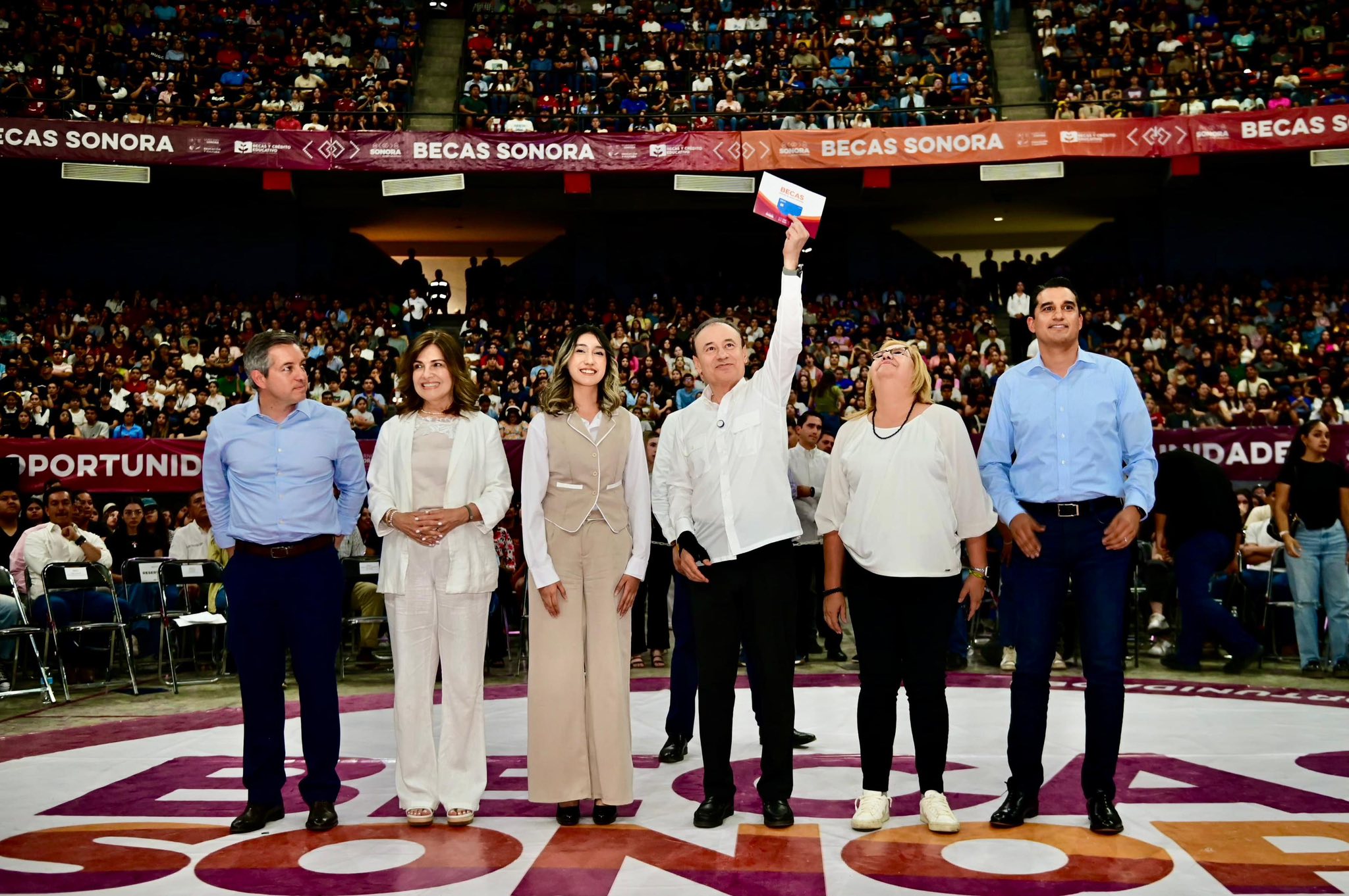 Gobierno de Sonora entrega más de 10,000 becas a estudiantes de universidades públicas