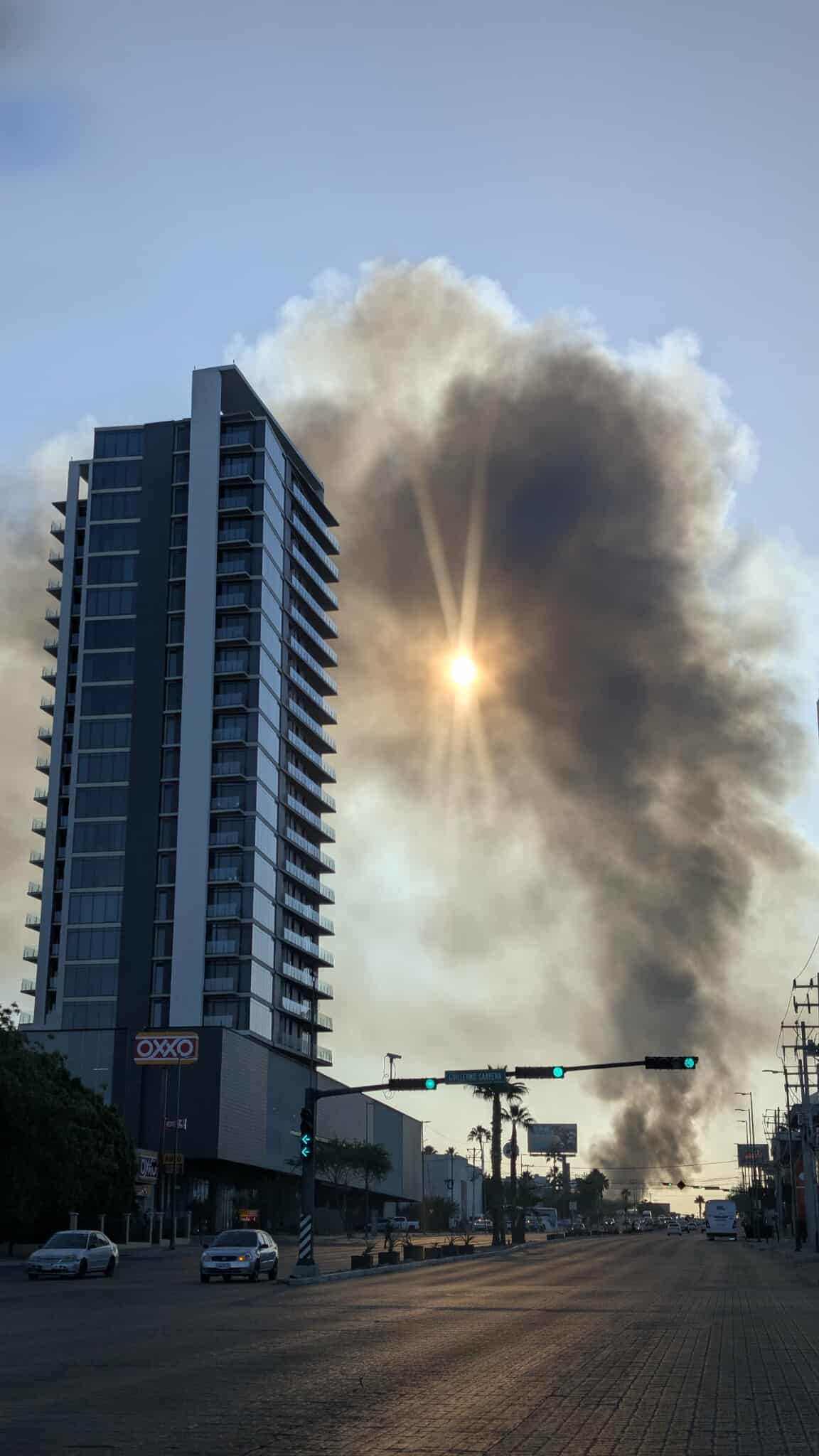 Explosiones y fuerte incendio movilizan a bomberos en Hermosillo