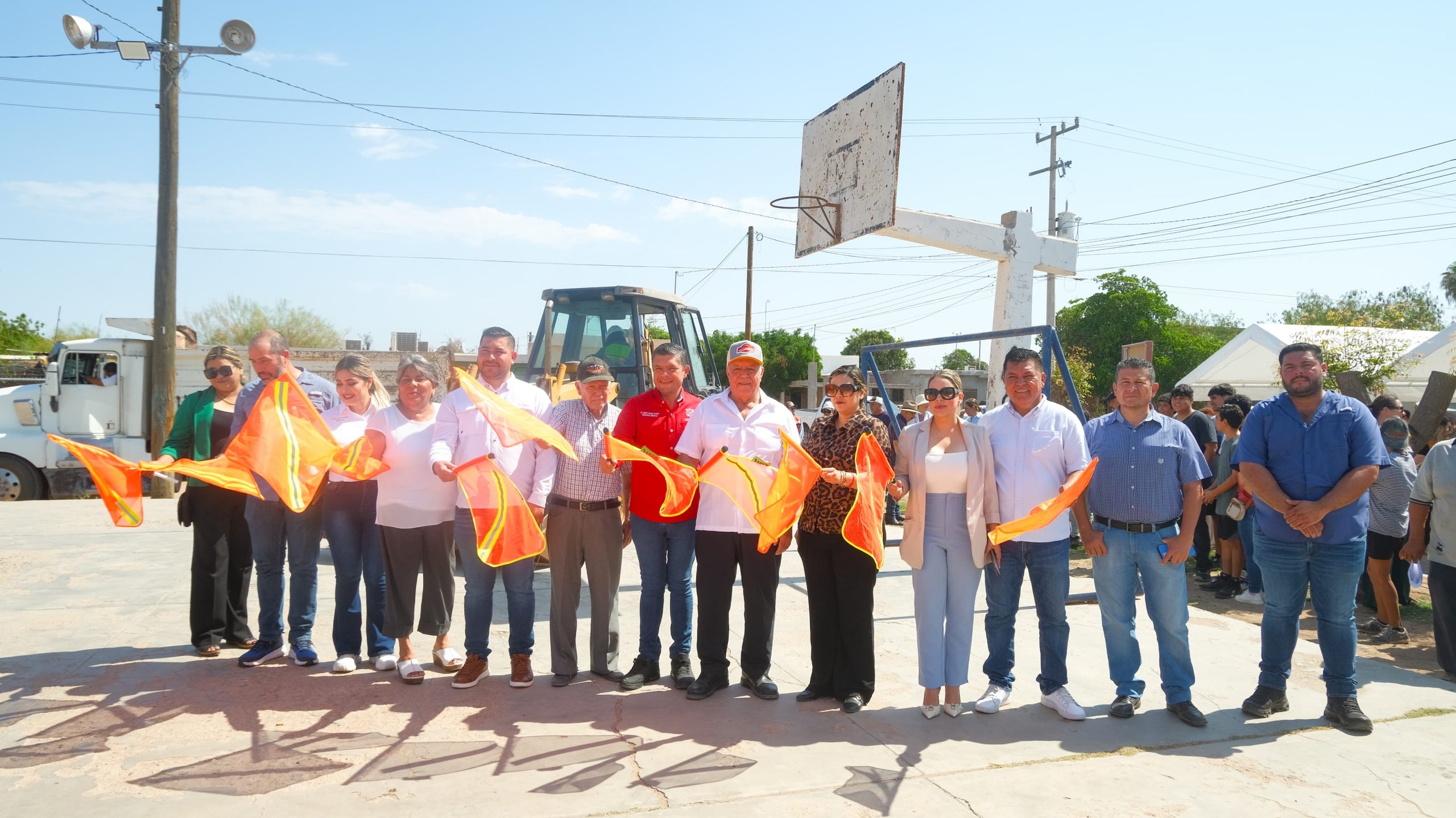 Alcalde da banderazo de inicio a obra de rehabilitación de la cancha en la Colonia Trinidad Alcalde da banderazo de inicio a obra de rehabilitación de la cancha en la Colonia Trinidad