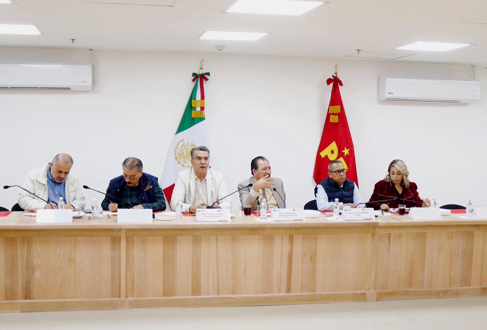 Ramón Flores refrenda compromiso con el sector pesquero