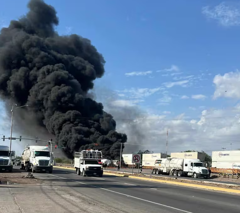 Fuerte incendio en Ciudad Obregón tras choque entre pipa y tren