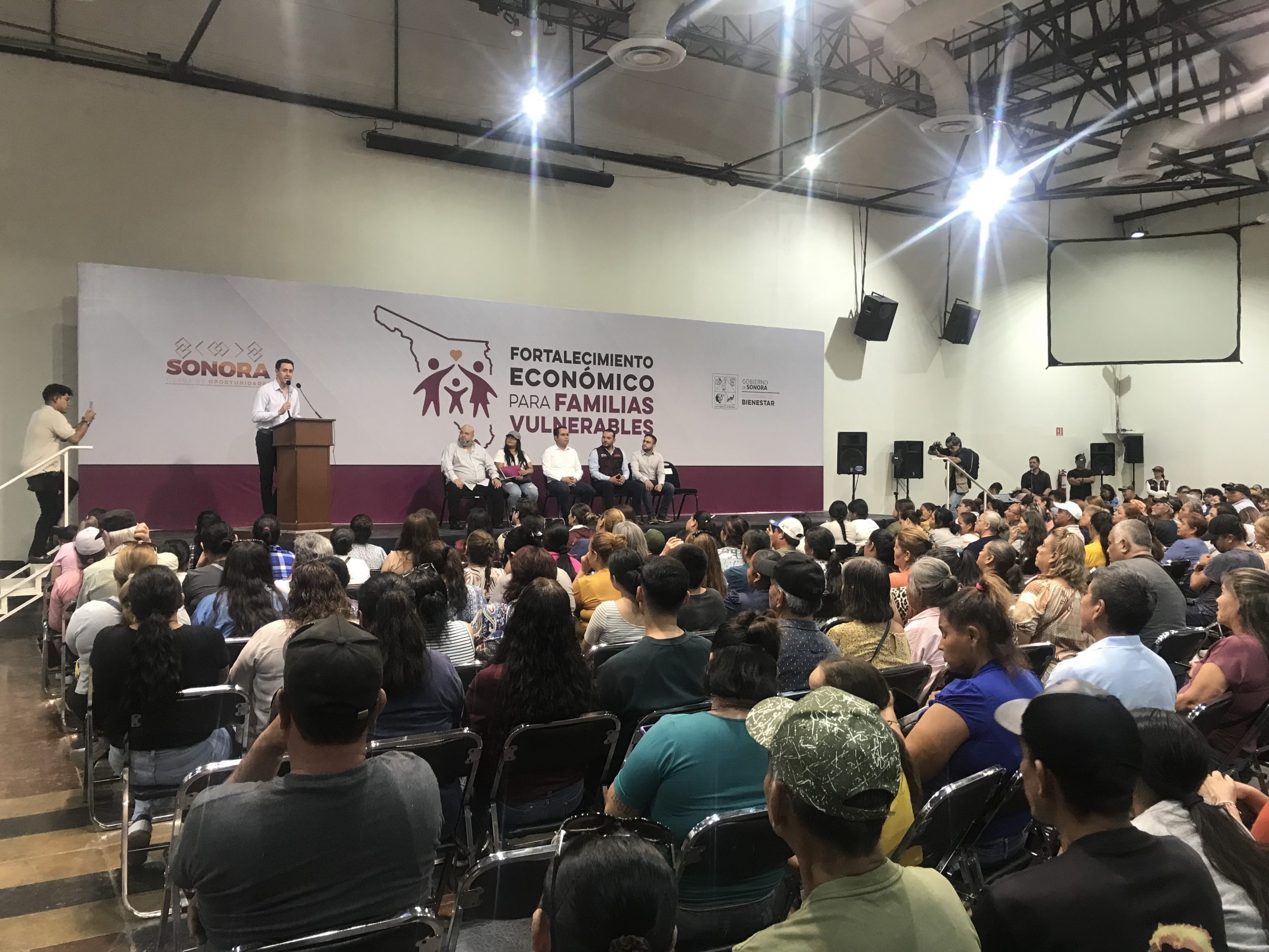 Gobierno de Sonora hace entrega en Hermosillo de apoyos como parte del programa “Fortalecimiento Económico para Familias Vulnerables”