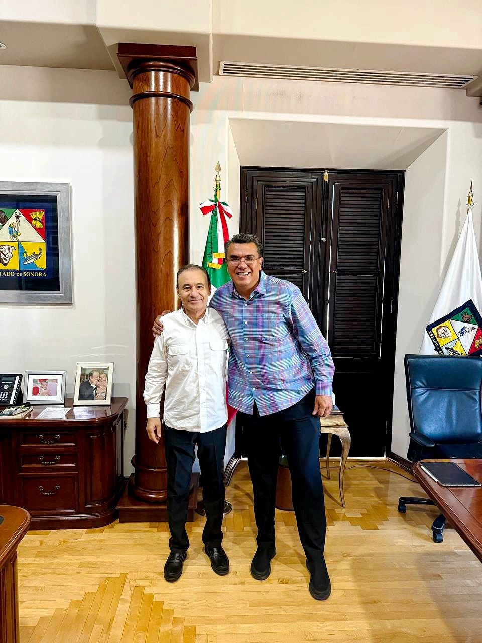 El diputado federal Ramón Flores entrega su Primer Informe de Actividades Legislativas al Gobernador Alfonso Durazo