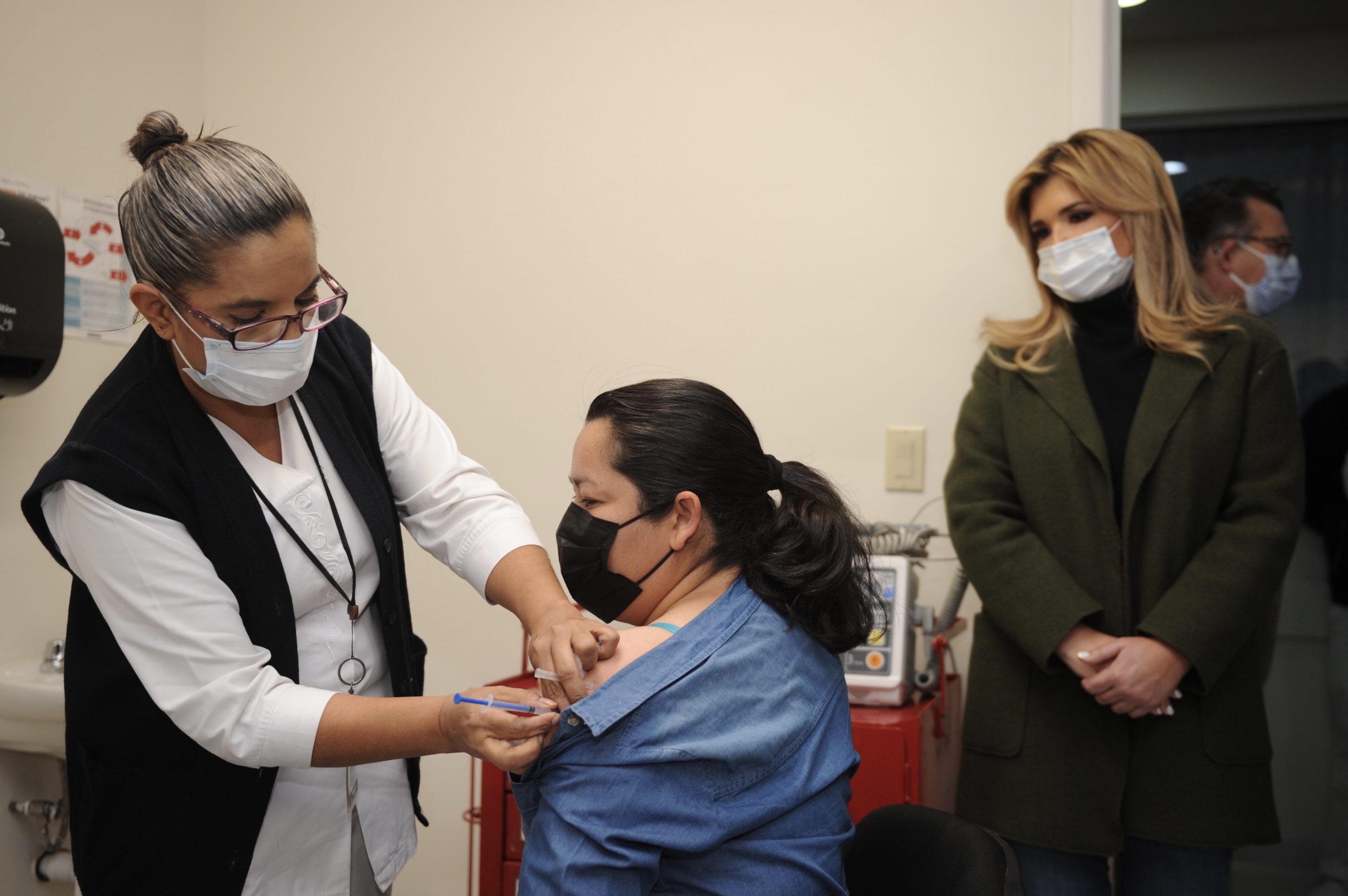 Aplicación de vacunas contra el COVID-19 es un acto de justicia con el personal del sector salud: Gobernadora Pavlovich Aplicación de vacunas contra el COVID-19 es un acto de justicia con el personal del sector salud: Gobernadora Pavlovich