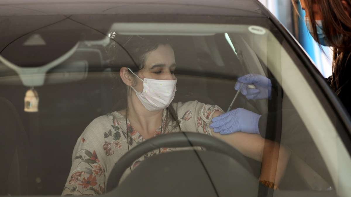 Sin bajar del carrro; así ha vacunado contra COVID-19 Israel a la cuarta parte de su población