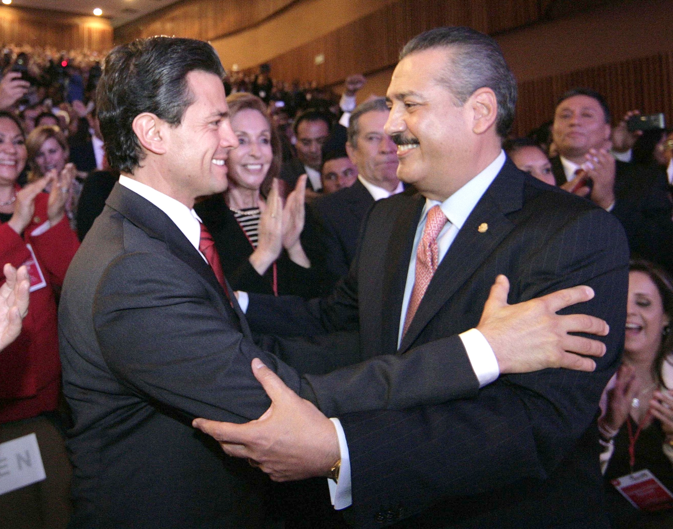 Peña Nieto reaparece y envía mensaje a Beltrones por muerte de su esposa Peña Nieto reaparece y envía mensaje a Beltrones por muerte de su esposa