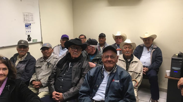 Adultos mayores esperan su segunda dosis para volver a trabajar