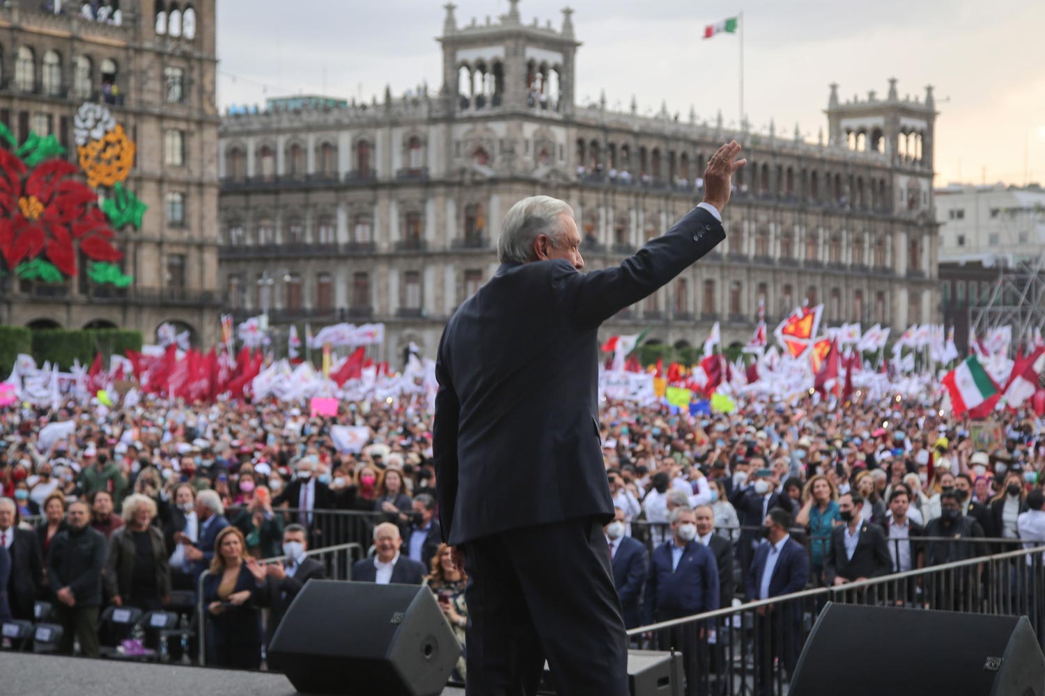 A medio camino: AMLO celebra tercer año de gobierno entre opiniones divididas A medio camino: AMLO celebra tercer año de gobierno entre opiniones divididas