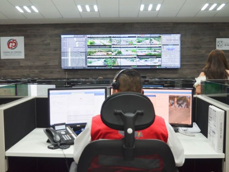 Ubican y rescatan a dos pescadores extraviados frente a las costas de Huatabampo