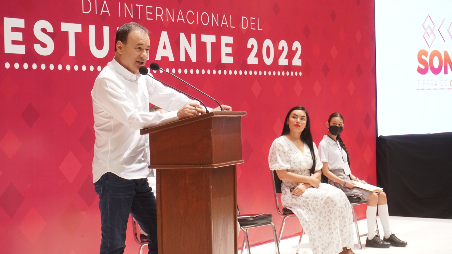 Conmemora gobernador de Sonora el Día Internacional del Estudiante Conmemora gobernador de Sonora el Día Internacional del Estudiante