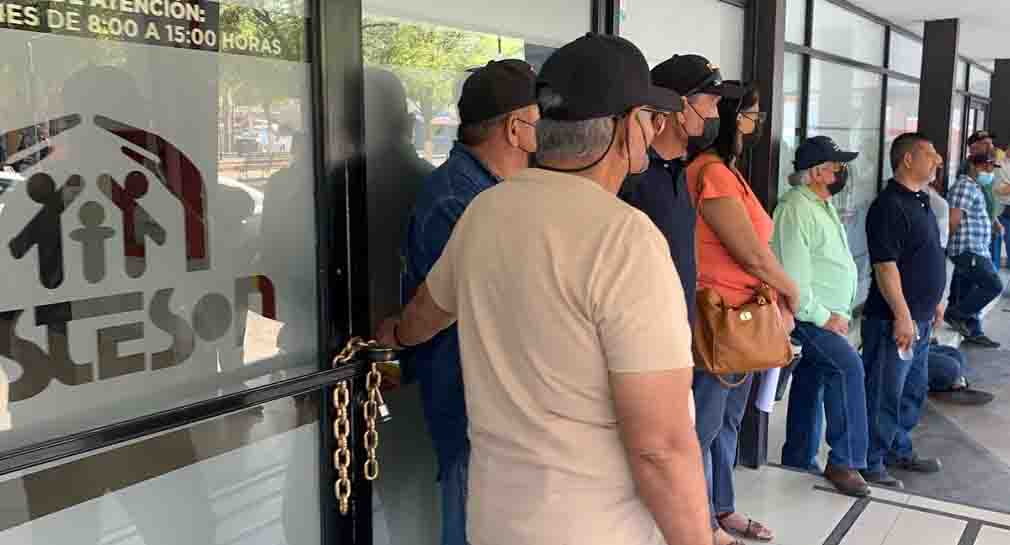 Trabajadores de Cobach Cierran Oficinas de ISSSTESON en Hermosillo