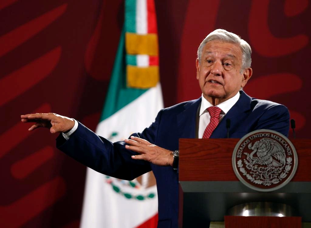 AMLO anuncia recorte de vuelos en el AICM