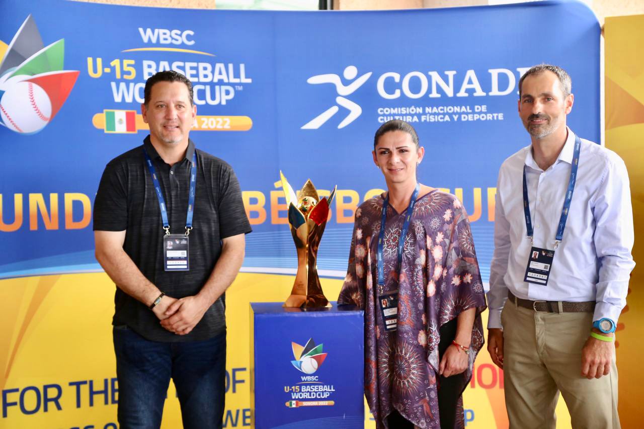 Recibe Sonora la copa mundial de béisbol sub-15