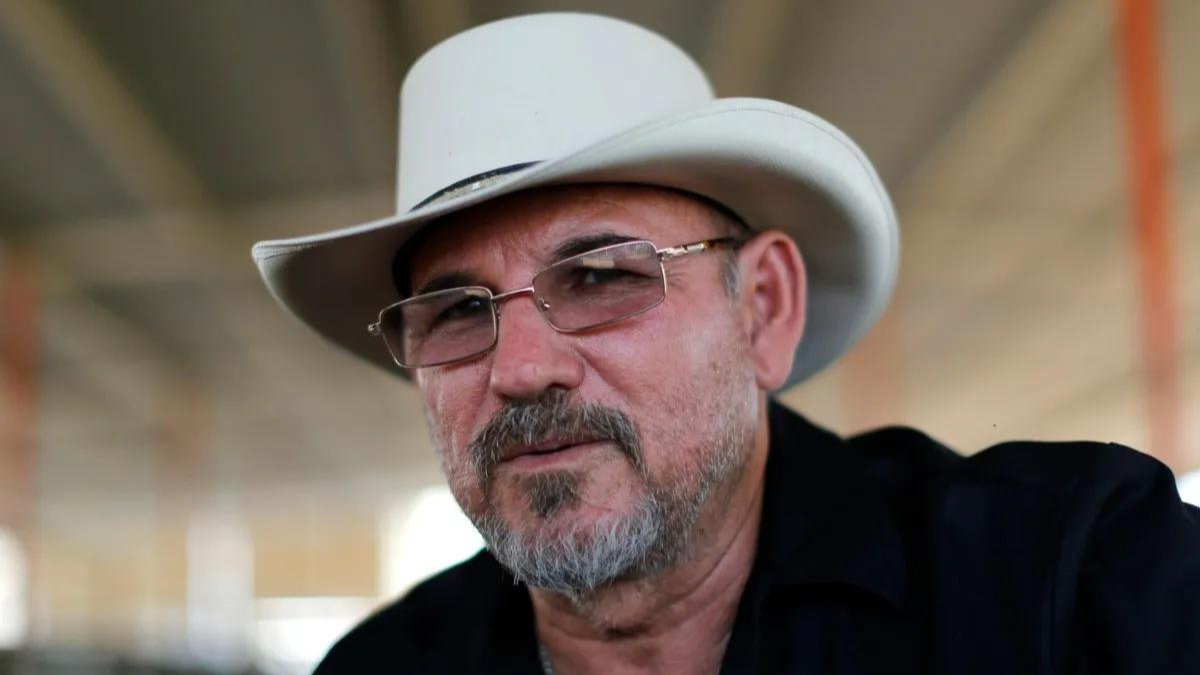 Hipólito Mora: Un símbolo perdido en la batalla contra el crimen organizado Hipólito Mora: Un símbolo perdido en la batalla contra el crimen organizado