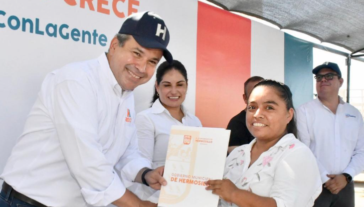 Entrega Toño Astiazarán 106 títulos de propiedad a residentes de Miguel Alemán