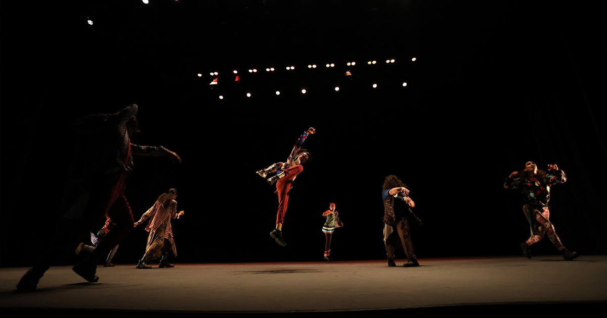 Danza con el sol y el desierto.