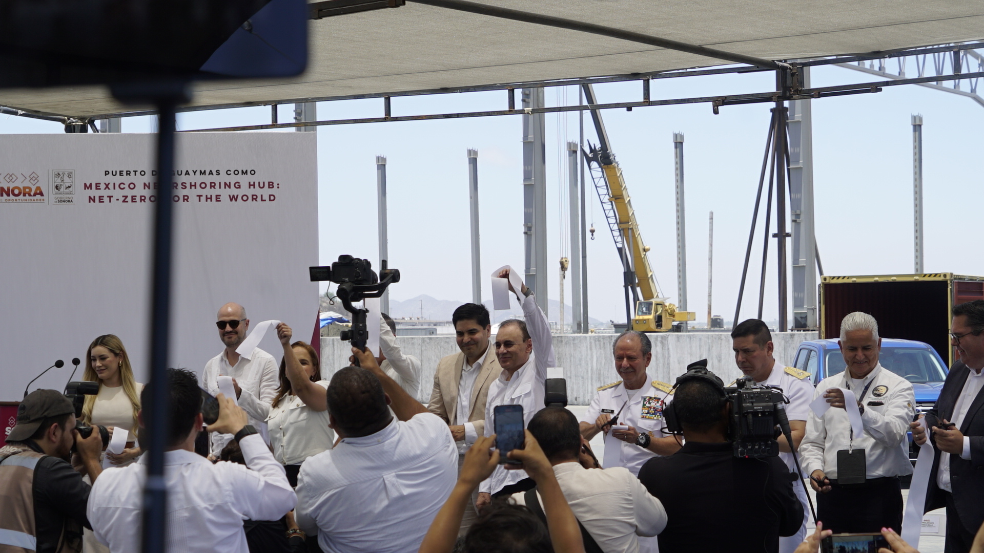 ¡Tierra a la vista! La primera embarcación de Ford zarpa desde el puerto de Guaymas.