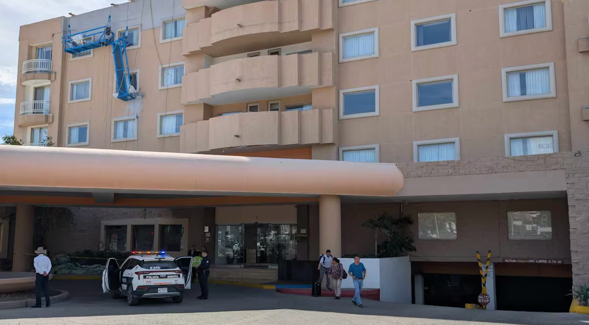 Dos jóvenes caen desde 12 metros en hotel Fiesta Inn mientras realizaban labores de pintura