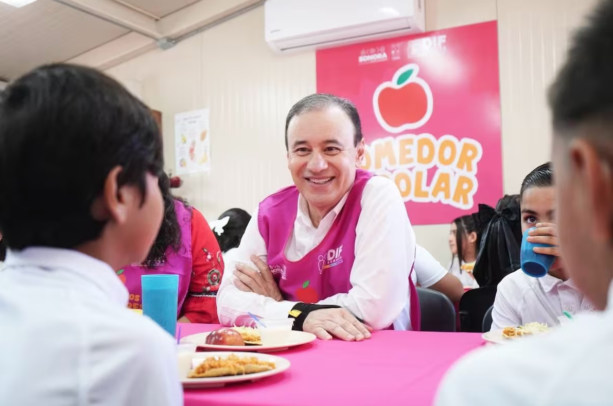 “La educación no es un privilegio, es un derecho”: Alfonso Durazo supervisa entrega de desayunos y uniformes escolares