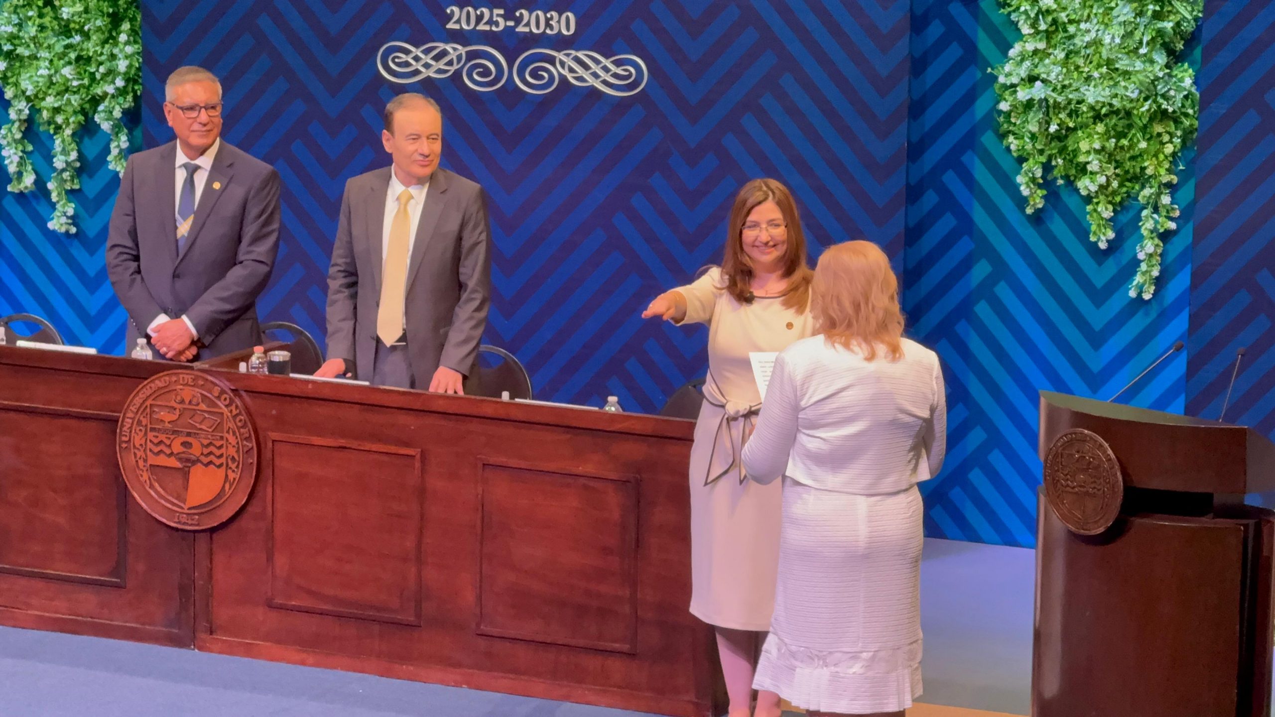 Dena Camarena asume rectoría de la Universidad de Sonora Dena Camarena asume rectoría de la Universidad de Sonora