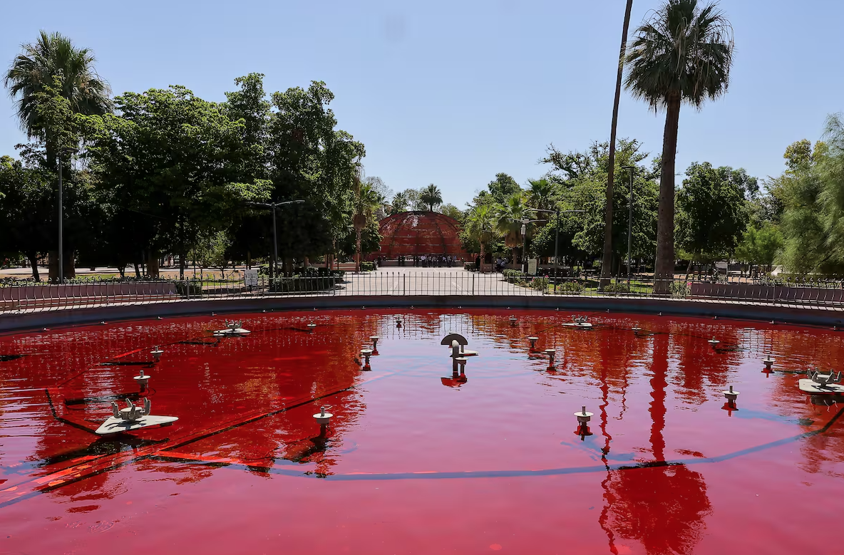 Protesta tiñe de rojo la fuente del Parque Madero por feminicidios en Miguel Alemán