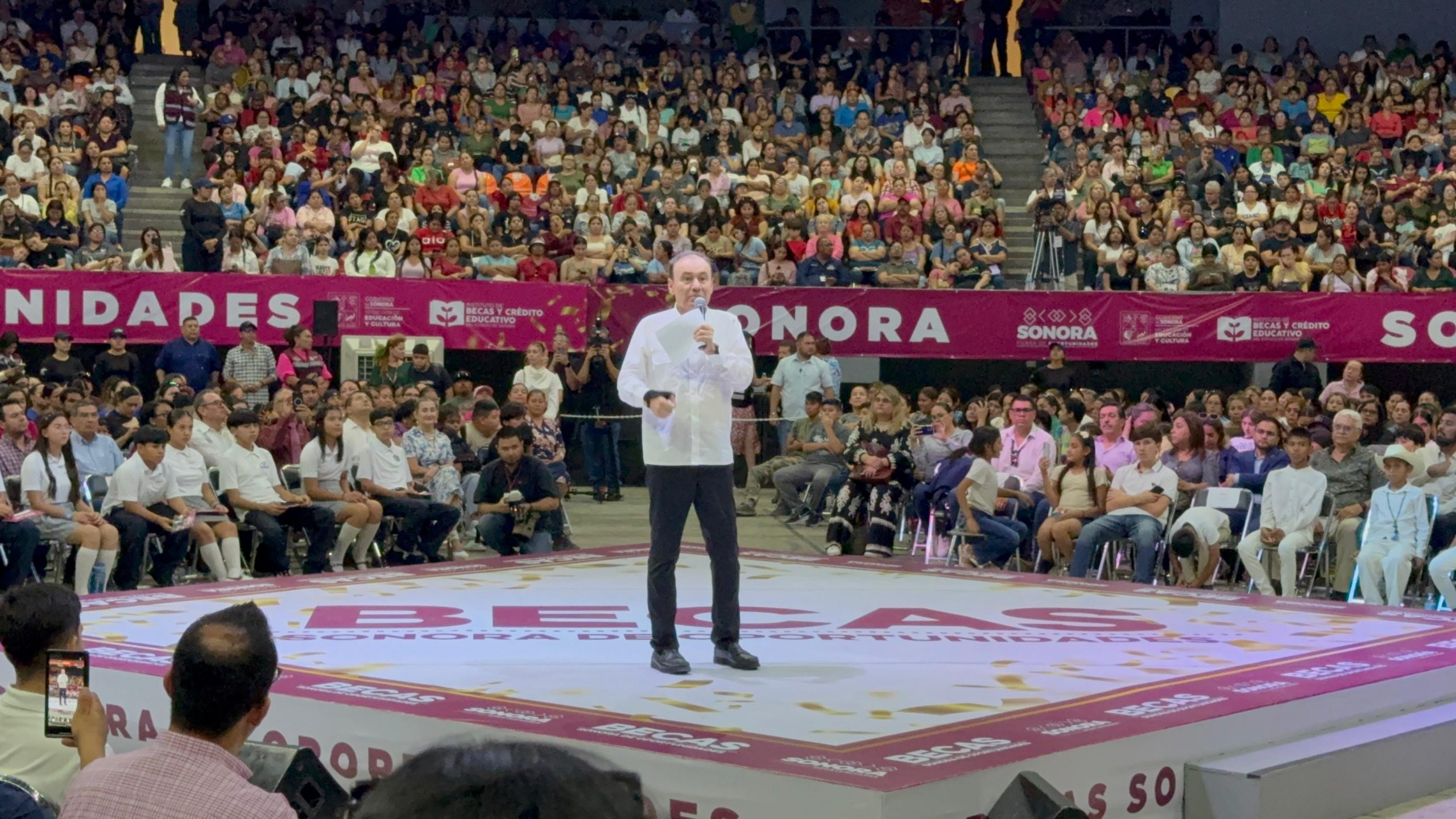 Entrega Gobierno de Sonora becas para el ciclo escolar 2024-2025