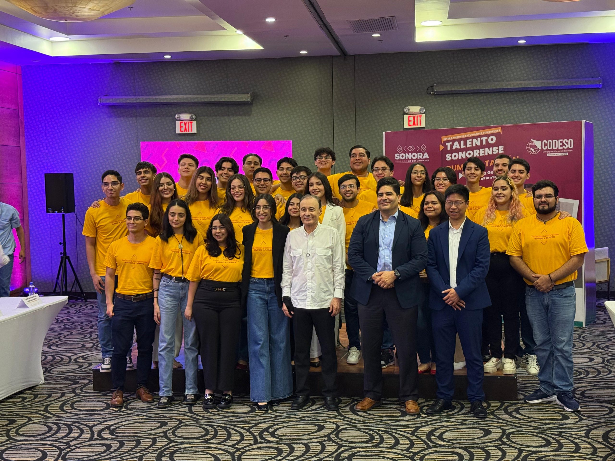 Presenta Alfonso Durazo a 30 estudiantes que viajarán a Taiwán con beca del Plan Sonora