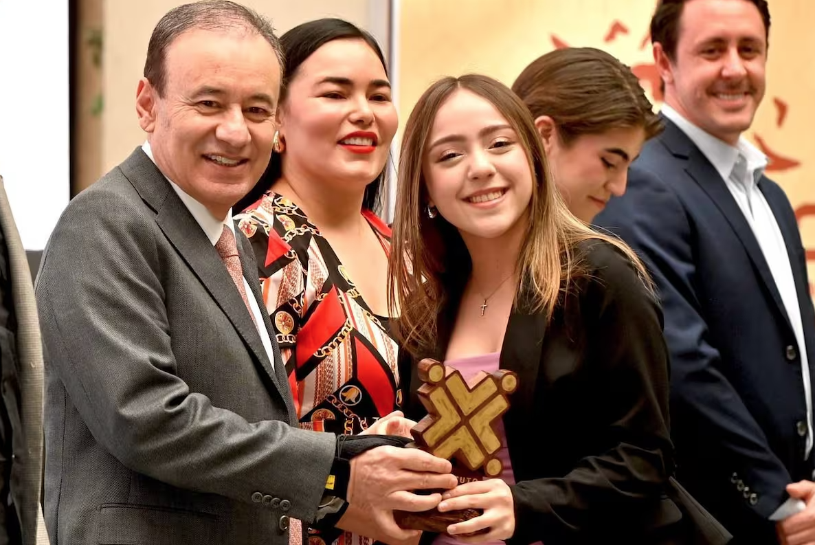 Eleva Alfonso Durazo a 120 mil pesos el estímulo del Premio Estatal de la Juventud 2025