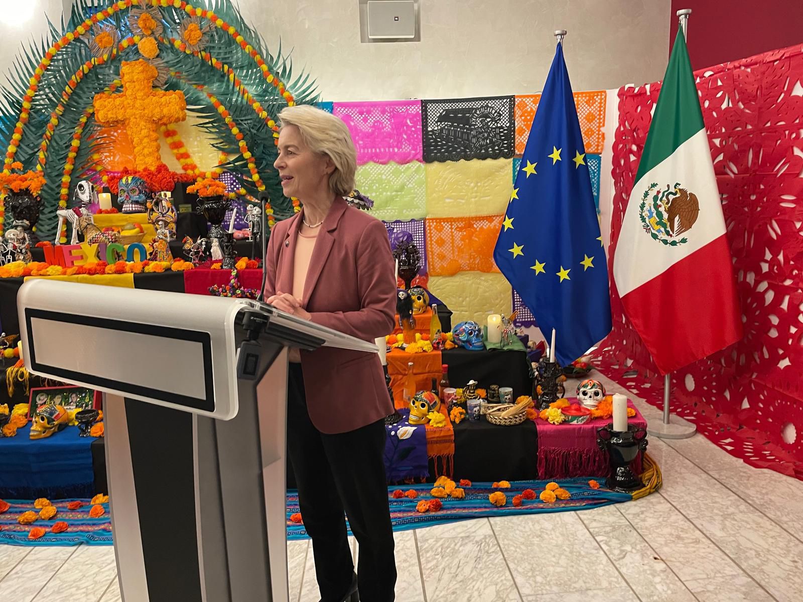 VIDEO: ¡Viva México!, ¡Viva la vida!: Presidenta de la Unión Europea inaugura altar de muertos