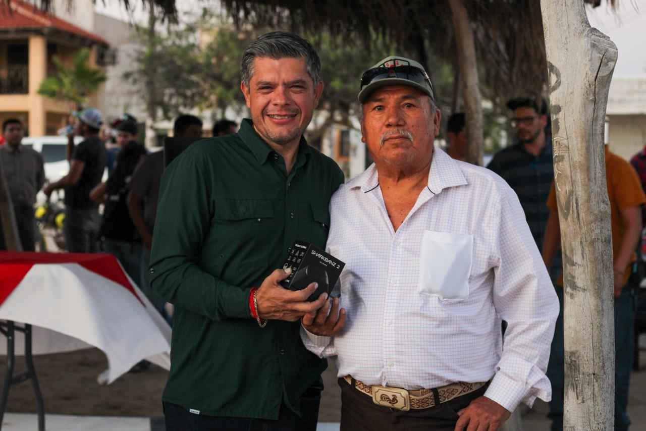Alcalde ‘Beto’ Vázquez entrega brazaletes antiburón a buzos de Las Bocas, Agiabampo y Yavaros