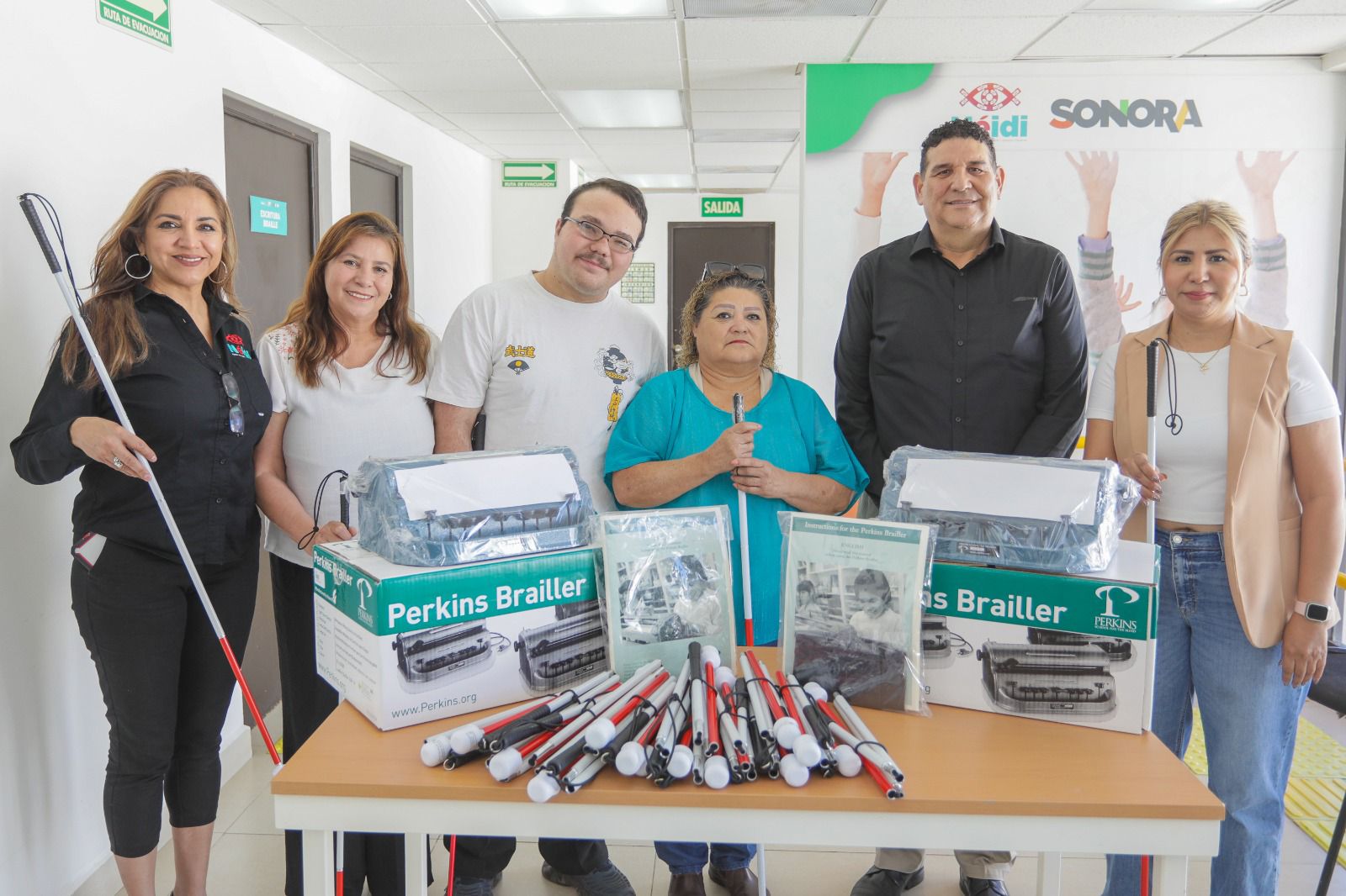 Donan diputados del Congreso de Sonora equipo al Centro Néidi