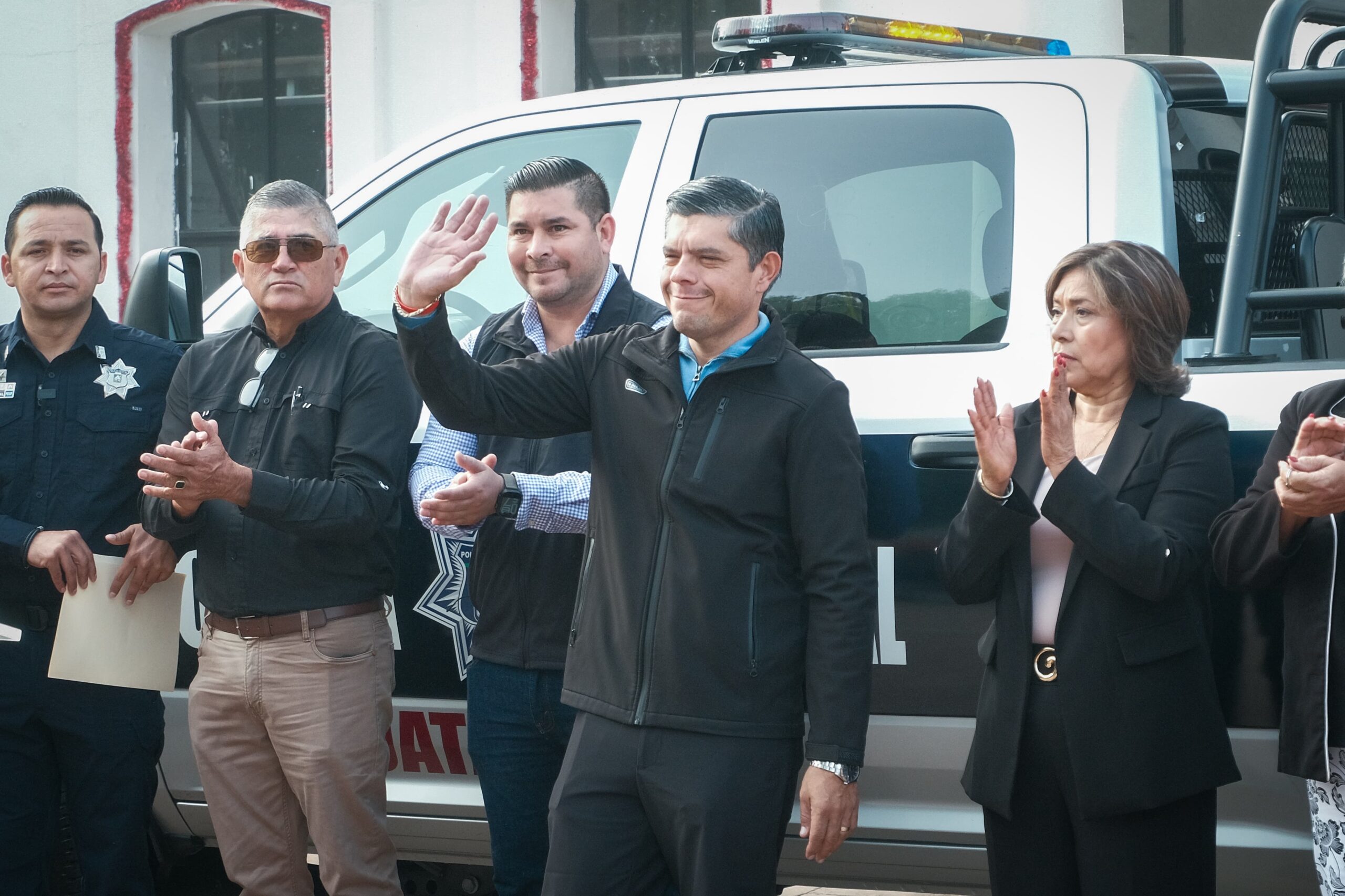 Alcalde ‘Beto’ Vázquez entrega nuevas unidades a Seguridad Pública de Huatabampo