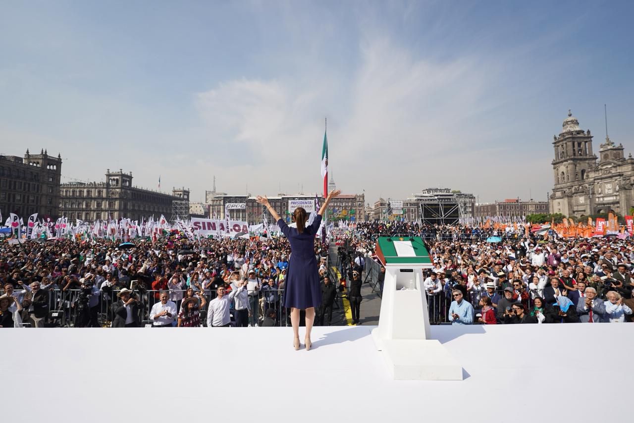 Ante 600,000 personas en el Zócalo, Claudia Sheinbaum sostiene: “México avanza con dignidad, con justicia, con unidad y con la fuerza invencible de su pueblo.”