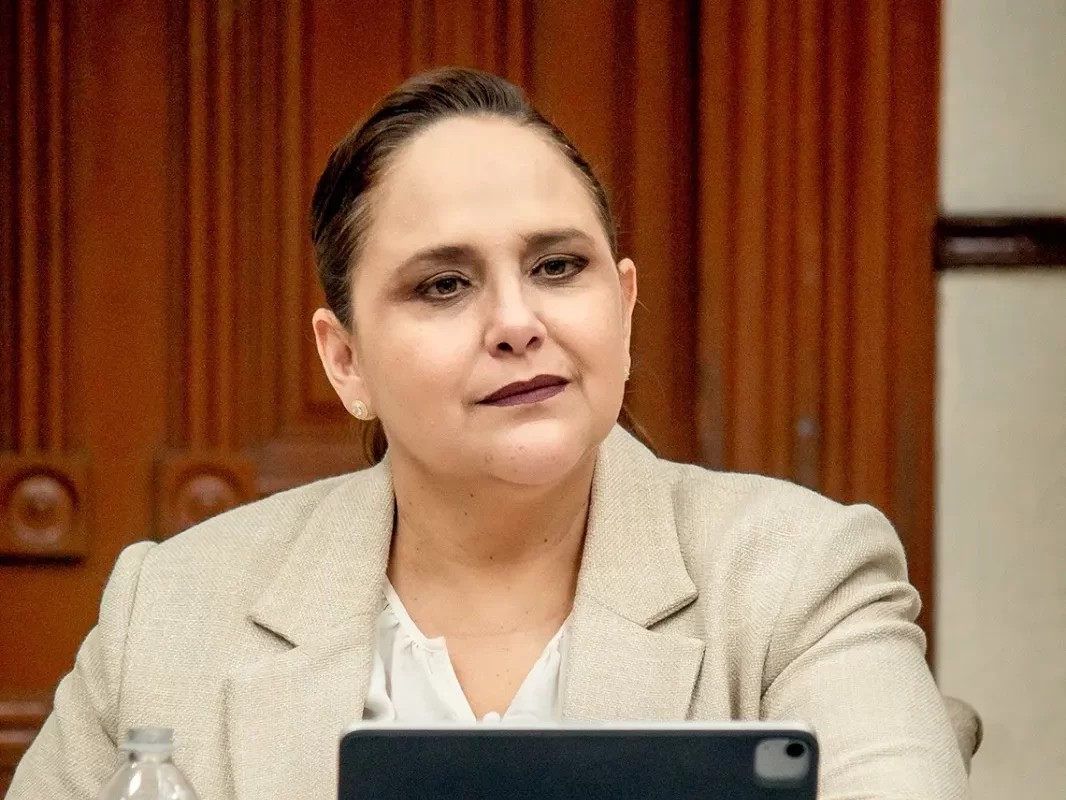 La soberbia gobierna el puerto