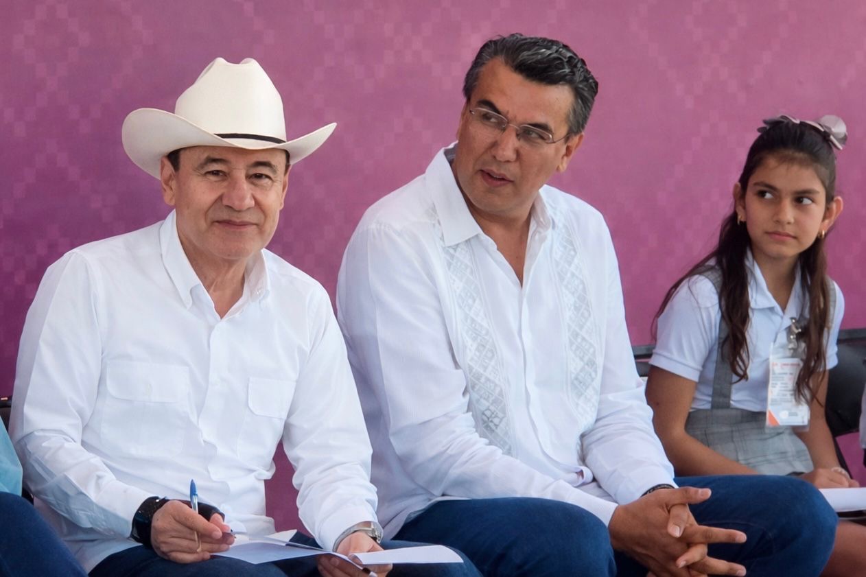 Ramón Flores acompaña a Alfonso Durazo en entrega de becas en Soyopa y Mazatán