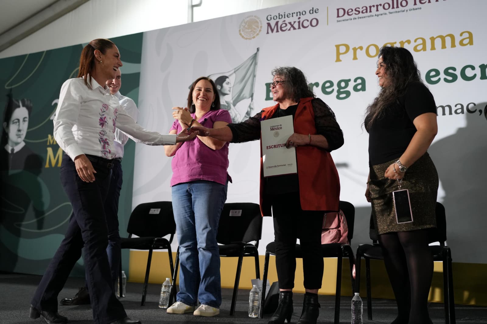 Presidenta Claudia Sheinbaum inicia conmemoración del Día Internacional de la Mujer con entrega de 500 escrituras y 447 condonaciones de créditos a mujeres de Tecámac, Edomex Presidenta Claudia Sheinbaum inicia conmemoración del Día Internacional de la Mujer con entrega de 500 escrituras y 447 condonaciones de créditos a mujeres de Tecámac, Edomex