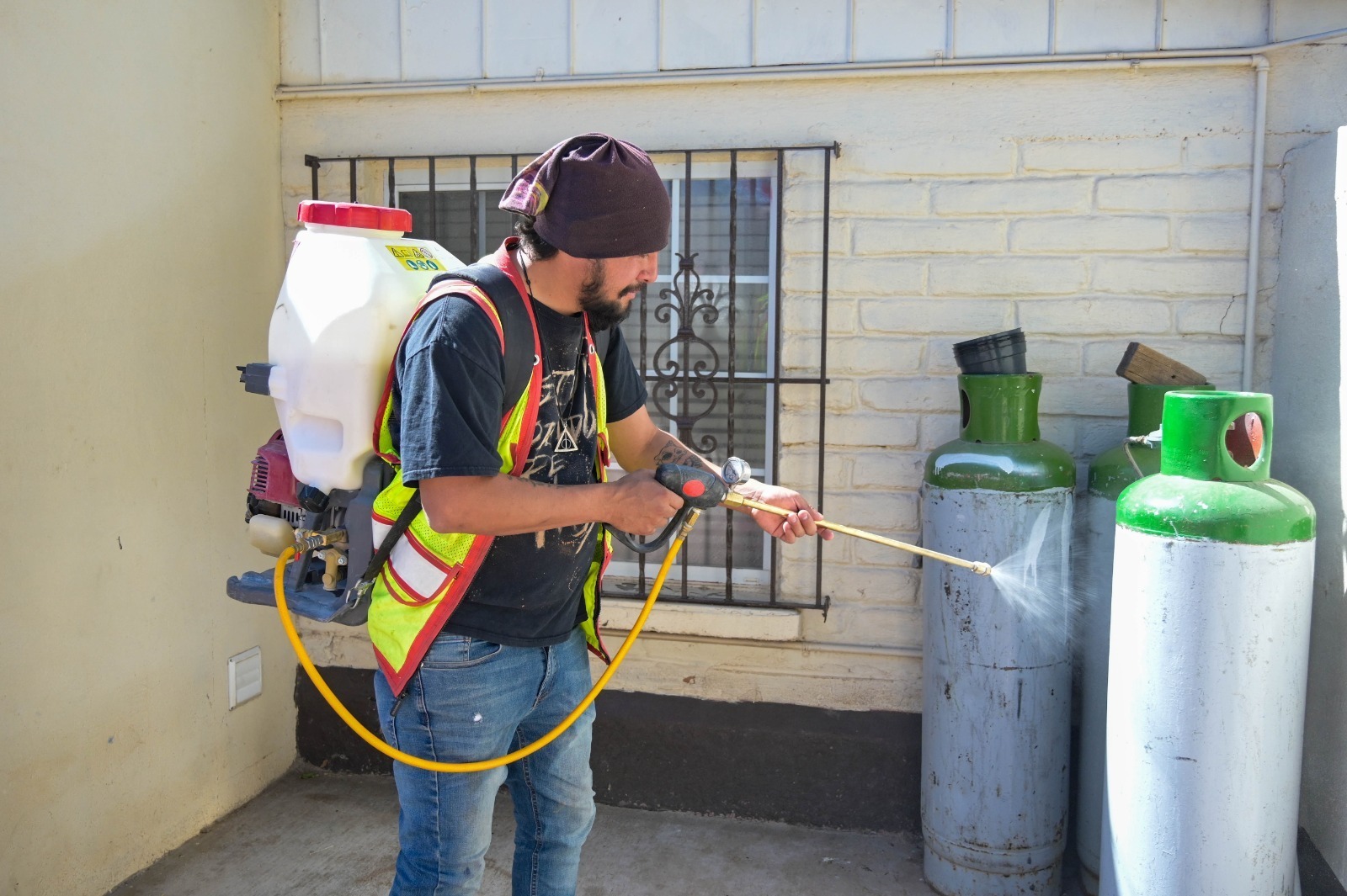 Gobierno de Agua Prieta refuerza acciones de fumigación contra la rickettsia y prevención de plagas