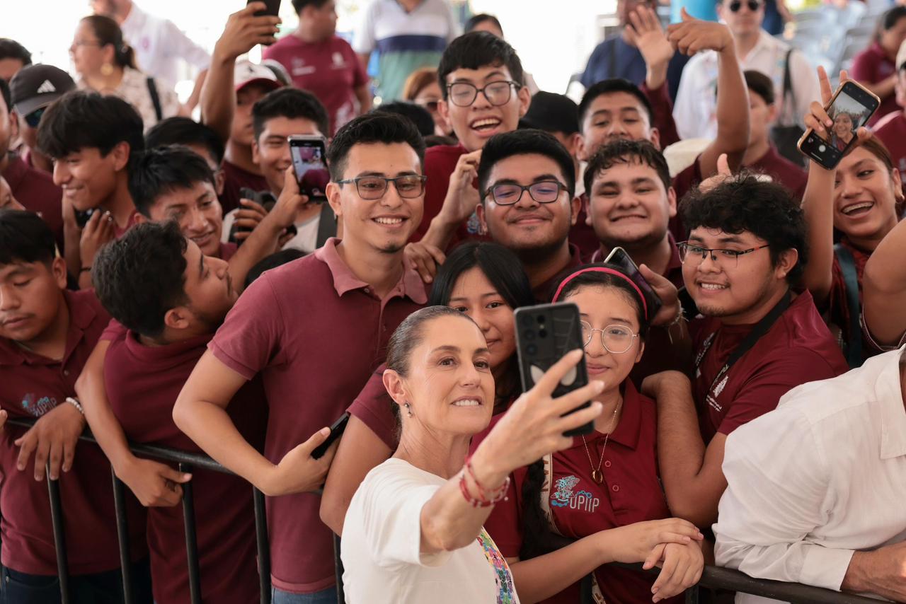 En palenque, Presidenta Claudia Sheinbaum anuncia que Beca Gertrudis Bocanegra se otorgará a todos los estudiantes universitarios de Chiapas En palenque, Presidenta Claudia Sheinbaum anuncia que Beca Gertrudis Bocanegra se otorgará a todos los estudiantes universitarios de Chiapas